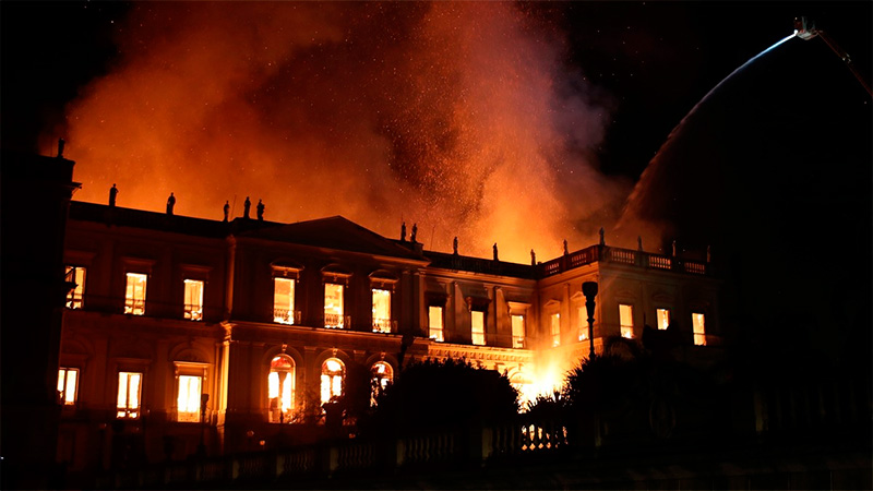 Museo Nacional de Brasil golpeado por un gran incendio